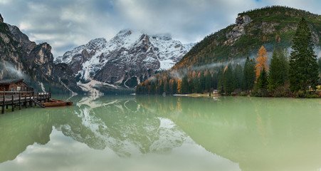 Lac de Braies au lever du jour