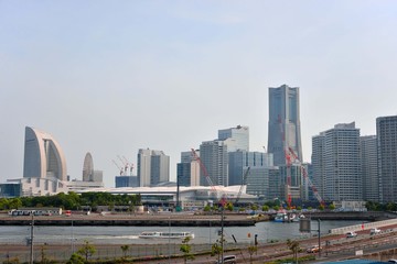 Obraz premium Widok na miasto Minato Mirai po drugiej stronie rzeki z Portside Park