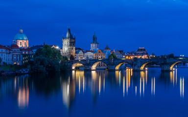Obraz na płótnie Canvas Prag – Karlsbrücke zur Blauen Stunde