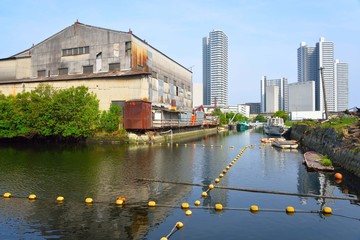 Obraz premium 横浜神奈川区の運河沿いの風景