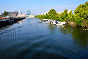 Fototapeta premium 横浜港に繋がる神奈川区の運河を走るボート