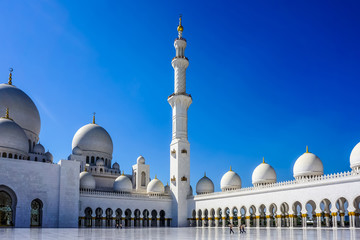 Fototapeta na wymiar Abu Dhabi Sheikh Zayed Grand Mosque Square
