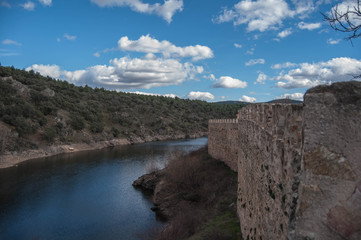 Muralla junto rio