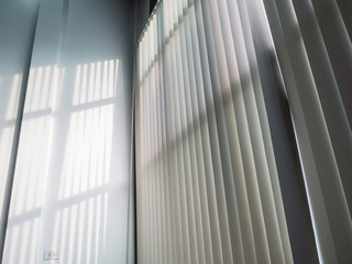 Obraz premium Beams of light passing through the channel of the sun visor inside the building.