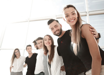 Obraz premium smiling business team standing in the new office