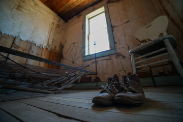 Fototapeta na wymiar scarpe nella città fantasma