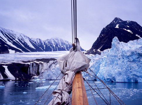 Svalbard. Looking to the gletcher from the sailingship