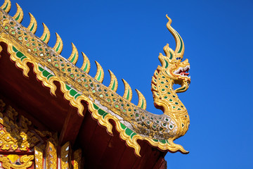 Fototapeta na wymiar Dragon statue on the temple roof.