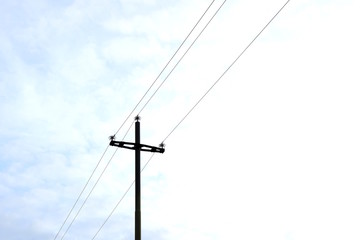 Fototapeta premium Energieversorgung, Elektrizität, Strommast mit Stromkabel freigestellt vor hellen Hintergrund
