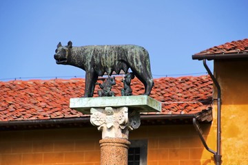 Säule mit Romulus und Remus am Dom von Pisa, Italien 