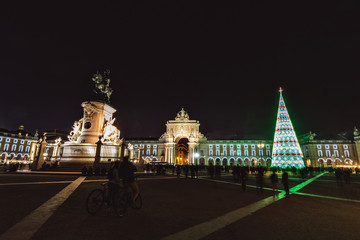 Obraz premium Christmas tree on Commerce square at night in Lisbon, Portugal