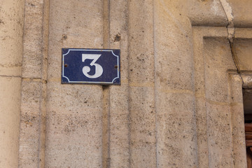 Numéro 3, plaque de numérotation d'immeuble, style français, Paris, France