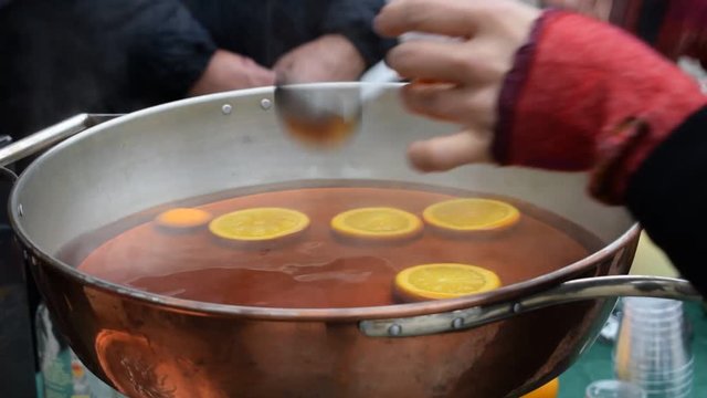 Vin brul&eacute; Gl&uuml;hwein Գլինտվեյն Vin Chaud Mulled Wine Grzane יין מתובל wino ft81120003 video brule 香料酒 Kuhano vino Vinho quente Глинтвейн شراب معطر グリューワイン