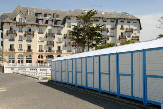 Cabanes de plage bleues et blanches, ville de Donville-les-Bains, département de la Manche, France
