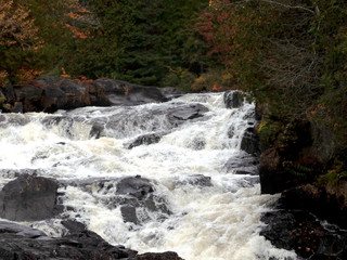 Rivière au milieu d'une montagne en automne