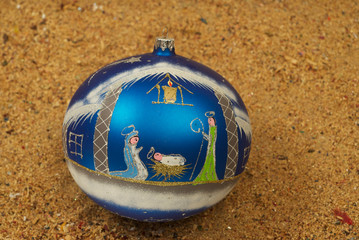 esfera gigante navide&ntilde;a con escena del nacimiento  navidad