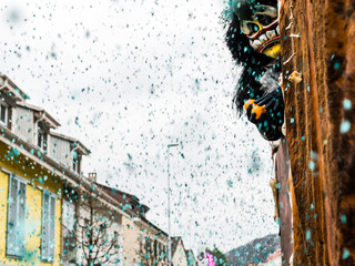 konfetti regen an der Fasnacht vom waggiswagen