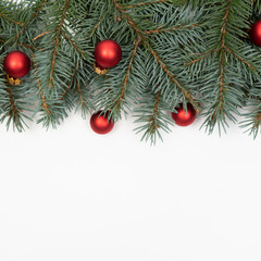 Obraz na płótnie Canvas christmas background with fir branches and balls