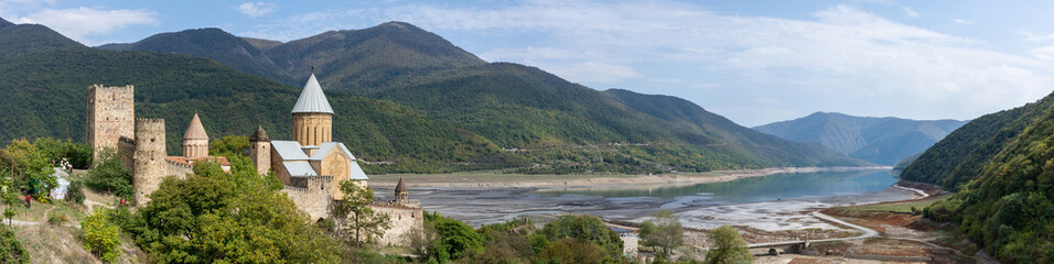 Fototapeta na wymiar Château d'Ananuri, Géorgie