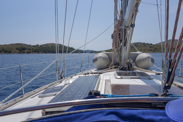 segeln an der Mittelmeerküste