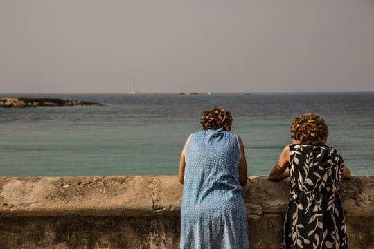 Signore anziane sul mare