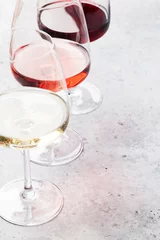 Fotobehang Rode, roze en witte wijnglazen © karandaev