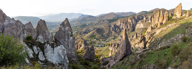 Panorama de la vieille ville troglodytique de Goris en Arménie