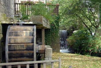 Ville de Gen&ecirc;ts, vieux moulin dans les arbres, d&eacute;partement de la Manche, France