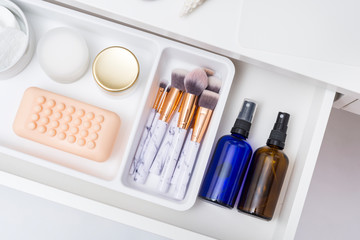 Cosmenic and make up driwer organazer, inside