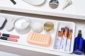 Cosmenic and make up driwer organazer, inside