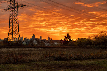 Fototapeta premium Skyline view with dramatic sunrise