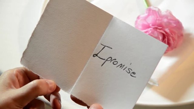 biglietto con una promessa d'amore al ristorante