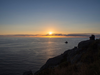 Obraz premium Atardecer en el Cabo de Finisterre, La Coruña, Galicia, vacaciones de verano en España, 2018