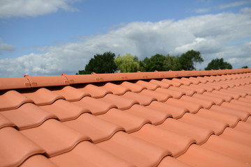Dachdecker Ziegelstein: Dach mit Dachziegel aus Ton im roten Ziegeldach zuhause