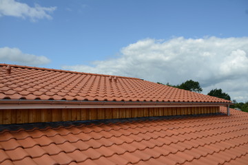fertige Dachdecker Bauarbeiten auf Haus Dach: Dachdecker Hintergrund Dachziegel, freie Fläche Hintergrund und Himmel im Sonnenschein