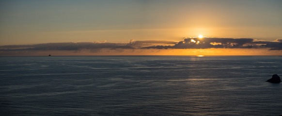 Preciosa panorámica de una puesta de sol sobre el mar en Finisterre, La Coruña, en Galicia verano de 2018