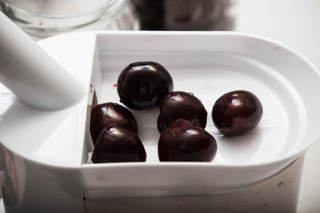 removes bones from the cherries for the preparation of jam.