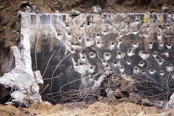 demontaż żelbetonowego bunkra © qrrr