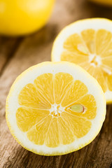 Zitronenhälften Nahaufnahme (Selektiver Fokus, Fokus in die Mitte der vorderen Zitronenhälfte)