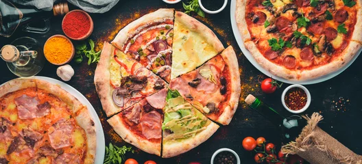 Foto op Plexiglas Een set van Italiaanse pizza. Italiaanse keuken. Op een zwarte houten achtergrond. Gratis exemplaar ruimte. Bovenaanzicht. © Yaruniv-Studio