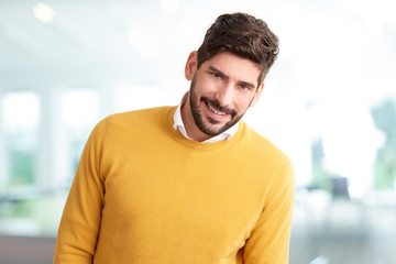 Obraz premium Handsome young man in casual clothes looking at camera and smiling