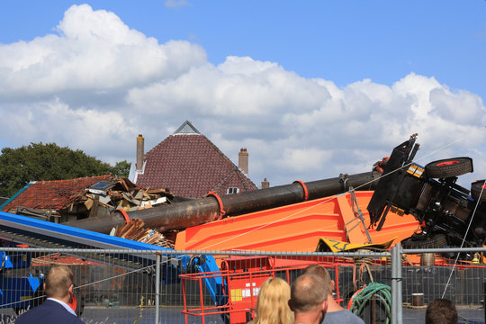 Schwerer Kranunfall (Katastrophe) - Totalschaden an einem Haus