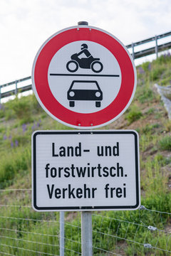Verbot f&uuml;r Kraftr&auml;der, auch mit Beiwagen, Kleinkraftr&auml;der und Mofas sowie sonstige mehrspurige Kraftfahrzeuge. Land- und forstwirtschaftlicher Verkehr frei.