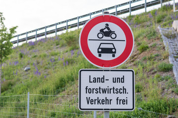 Verbot für Krafträder, auch mit Beiwagen, Kleinkrafträder und Mofas sowie sonstige mehrspurige Kraftfahrzeuge. Land- und forstwirtschaftlicher Verkehr frei.