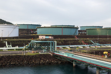 Obraz premium Oil terminal with tanks and pipeline for storage in the seaport.