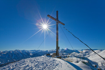 Gipfelkreuz und Sonnenschein am Grießenkareck