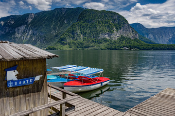 Signpost pointing towards boats on lake Hallstatt
