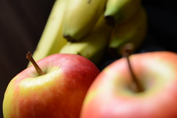 roter Apfel reif, frisch und rund mit Textfreiraum zur Dekoration, Hintergrund Bio Banane