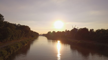 Obraz premium Sonnenuntergang in Hannover am Mittellandkanal