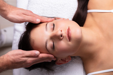 Obraz na płótnie Canvas Therapist Massaging Woman's Head